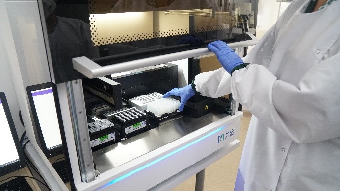 Celsia dona robot a la Fundación Valle del Lili que tiene capacidad para realizar 500 pruebas del covid-19 por día