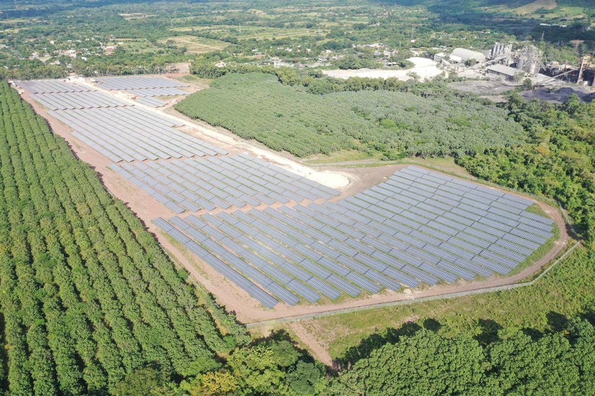 Cementos Argos y Celsia inauguran la primera granja de energía solar del sector cementero en Honduras