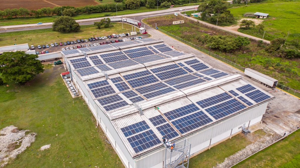 Celsia instala paneles solares en centro de distribución de Dicarina en Panamá