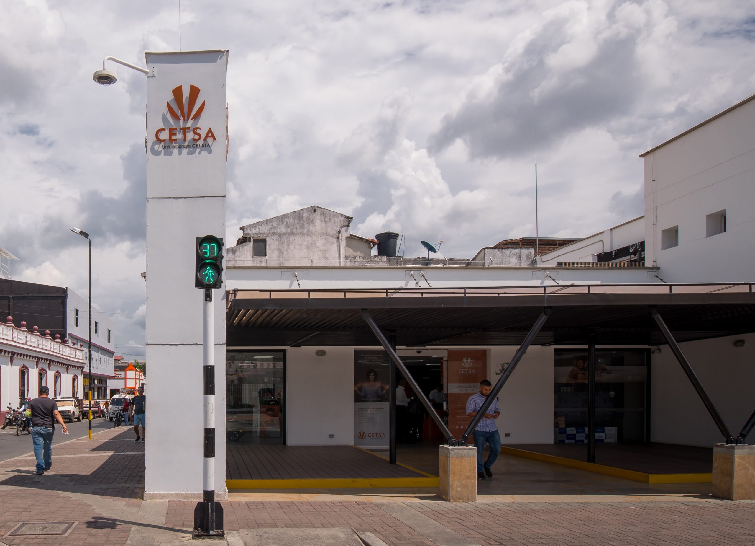 1,7 toneladas de material se han desmotado de los postes de energía en Tuluá