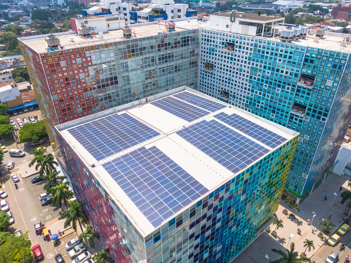 La energía solar enciende la luz del icónico edificio Vida en Cali