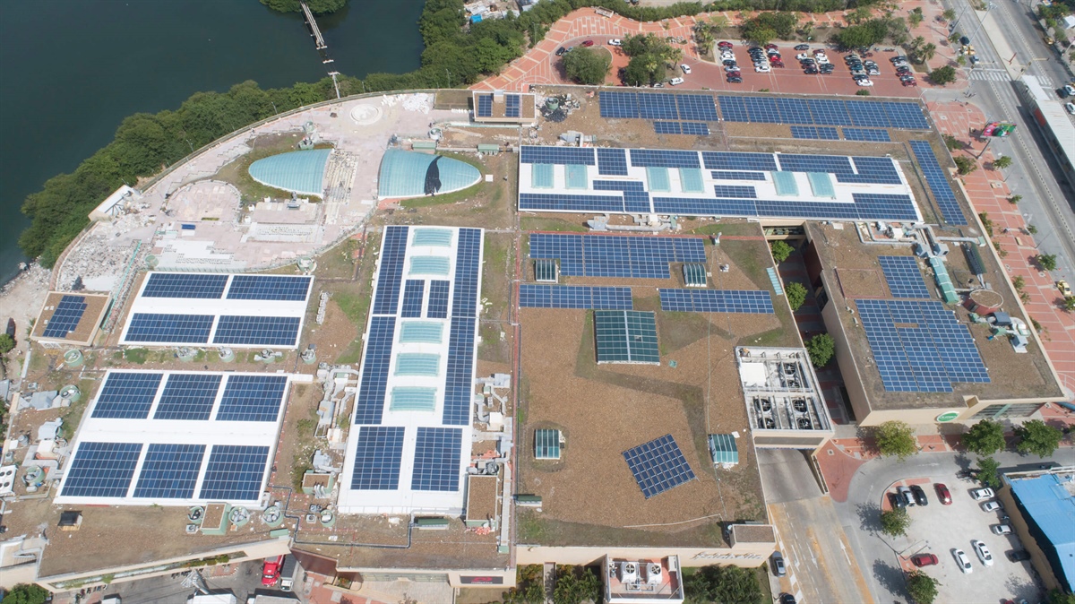 Mallplaza Cartagena y Celsia instalan el techo de paneles solares más grande en centros comerciales del país