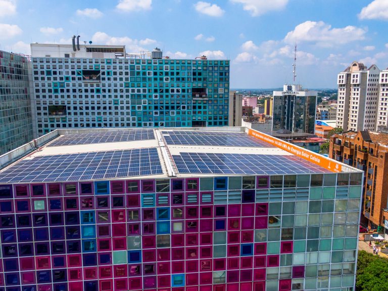 Techo solar edificio vida en Cali