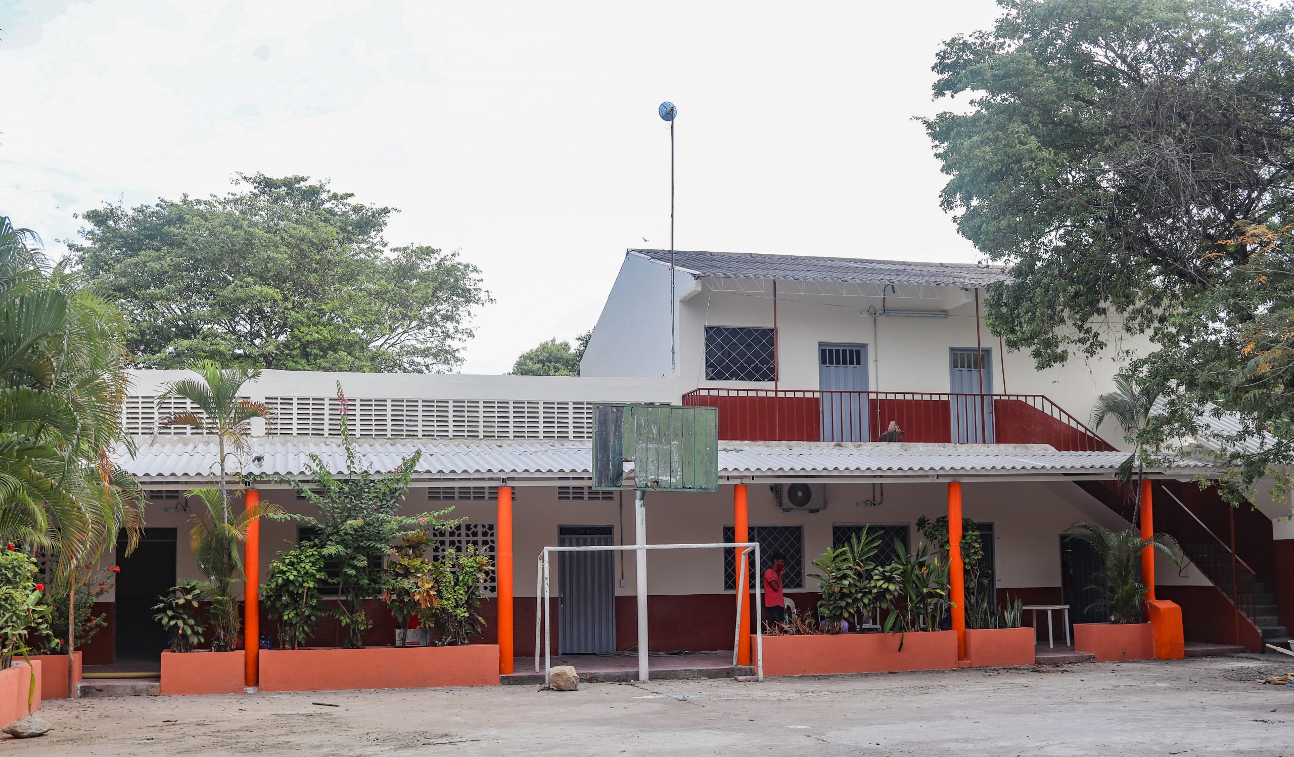 Transformamos escuela de pre-escolar y primaria donde estudian más de 100 niños de escasos recursos en Flandes, Tolima