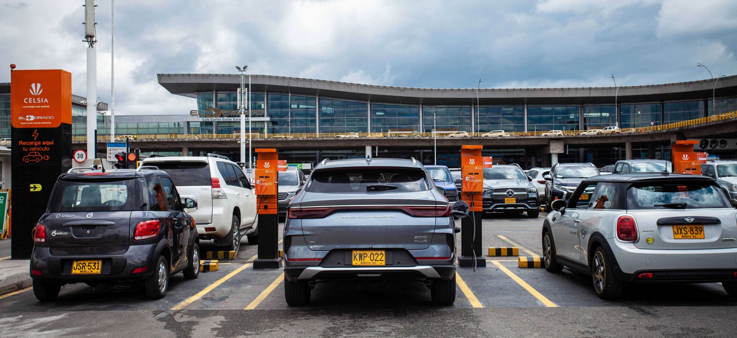 Nos unimos con El Dorado para instalar el primer punto de recarga para vehículos eléctricos en un aeropuerto de Colombia