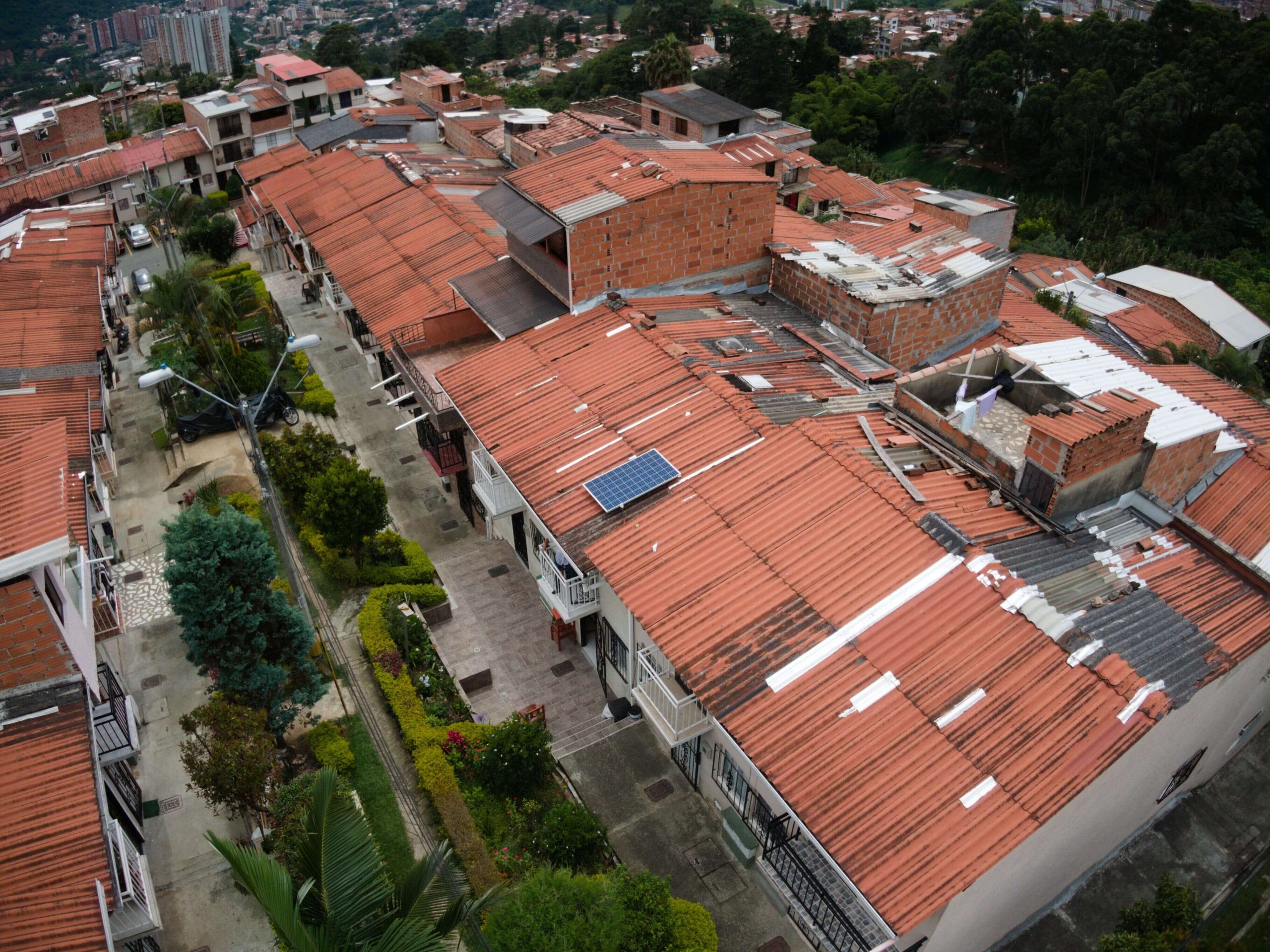 224 familias con viviendas VIS en Antioquia tendrán techos solares y ahorrarán en el costo del servicio de energía