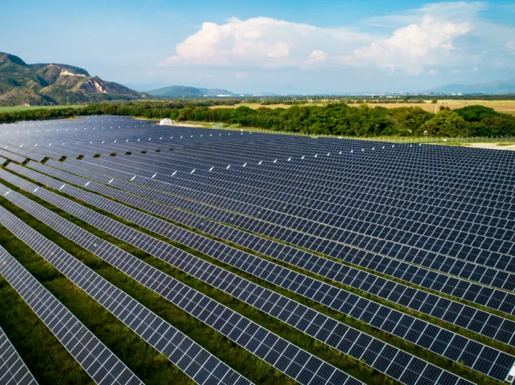 Convierte tu inversión en energía solar en un ahorro doble