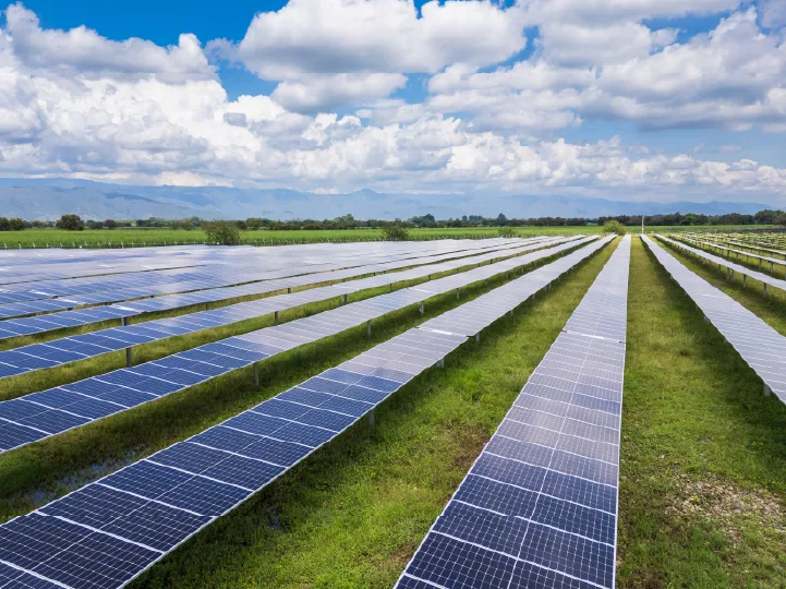 Convierte tu inversión en energía solar en un ahorro doble